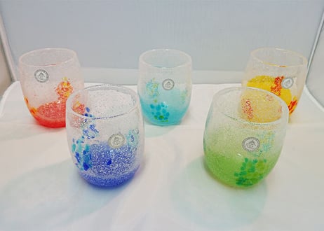 ＜正規品＞花見たる型（オレンジ）泡模様のたる型琉球ガラスに、綺麗な花びらをおよがせました。「かくれくまのみ（ファインディング ニモ）」を思わせるきれいな色！（オレンジ、青、水、緑、黄の5色をご用意）