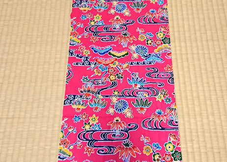 ＜超特価セール品＞タペストリー縦長（ピンク）沖縄独特の絵柄（紅型びんがた）をタペストリー（壁掛け）用にしてお届け。付属のタペストリー棒に絡むよう端の加工なし