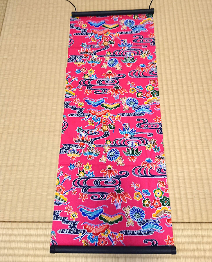 超特価セール品＞タペストリー縦長（ピンク）沖縄独特の絵柄（紅型びん
