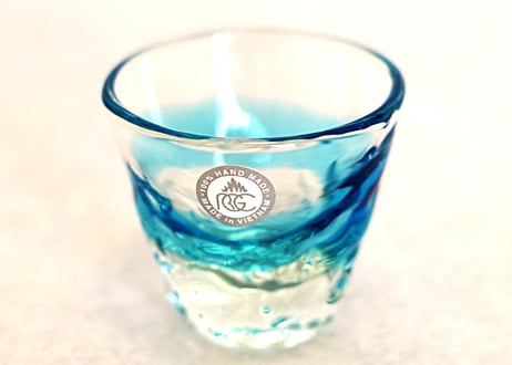 ＜正規品＞沖縄スカイブルーの水色。おちょこの琉球ガラス単品！1口で飲み干せるサイズで4色用意（オレンジ、青色、水色、緑色）