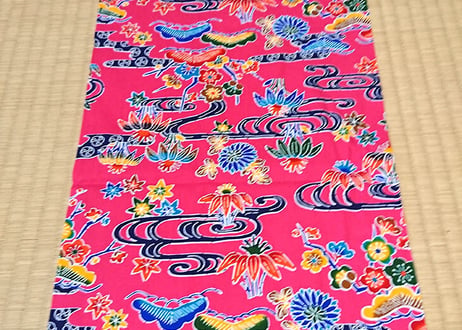 ＜超特価セール品＞タペストリー縦長（ピンク）沖縄独特の絵柄（紅型びんがた）をタペストリー（壁掛け）用にしてお届け。付属のタペストリー棒に絡むよう端の加工なし