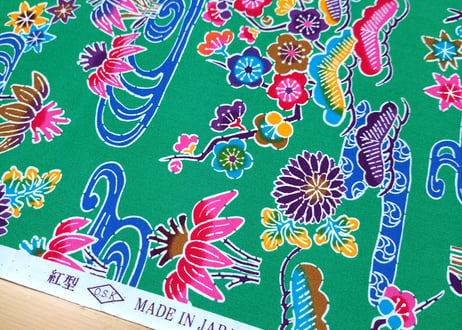 生地・反物＿緑色の紅型（びんがた）3m布。大きい柄の沖縄柄綿生地。Made in JAPAN（手作り浴衣）
