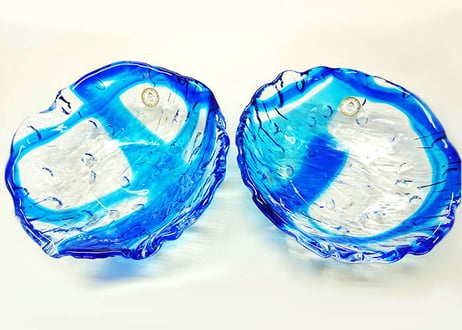 透き通った色使いの琉球ガラス製の小皿（青色）。小鉢、鉢物、漬物、冷鉢など使いやすいサイズのものを2色用意（青色、緑青色）Made in OKINAWA　沖縄製品