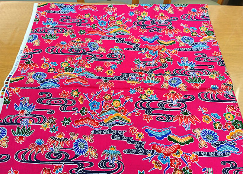 ピンク色の紅型（びんがた）布。大きい柄の沖縄柄綿生地。Made in