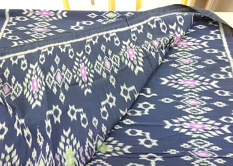 紺色の紅型（びんがた）小さい柄の沖縄柄綿生地。Made in JAPAN