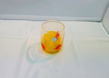 ＜正規品＞花見たる型（黄色）泡模様のたる型琉球ガラスに、綺麗な花びらをおよがせました。黄色オレンジは運気の上がる明るい色で男女問わず楽しめる色！（オレンジ、青、水、緑、黄の5色をご用意）