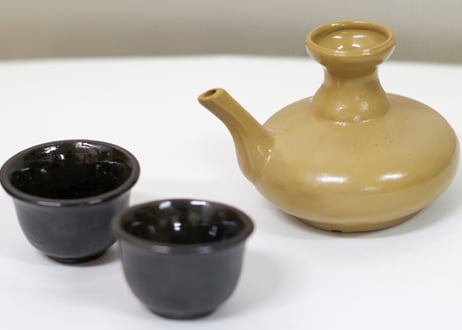 超特価セール品＜セット品アウトレット＞陶器徳利カラカラ（茶クリーム）1個、おちょこ（茶クリーム）2個のセット