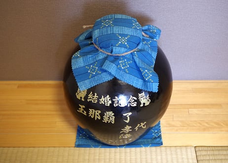 漏れなし塾生用＿名品黒壺2升耳付甕カメ≪レーザー加工付、付属品セット≫（縄なし）黒光りした甕かめが堂々とした存在感！沖縄の土で作る本場泡盛古酒（ウィスキー、焼酎などの蒸留酒を熟成）