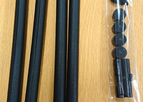 ＜超特価セール品＞タペストリー縦長（白地）沖縄独特の絵柄（紅型びんがた）をタペストリー（壁掛け）用にしてお届け。付属のタペストリー棒に絡むよう端の加工なし