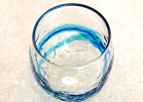 ＜正規品＞単品でこぼこたる型の琉球ガラス！たる型が手とフィットし、お酒以外にお茶でも違和感なしサイズで3色用意（青／水、水／緑、黄／緑）