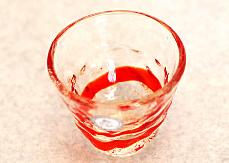 ＜正規品＞鮮やかなオレンジ色。おちょこの琉球ガラス単品！1口で飲み干せるサイズで4色用意（オレンジ、青色、水色、緑色）