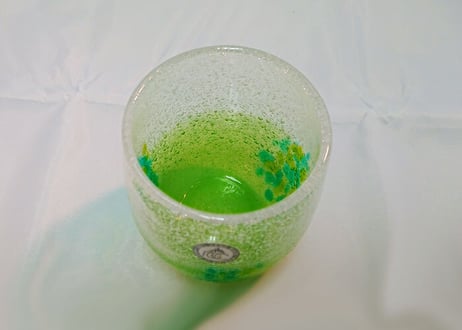 ＜正規品＞花見たる型（緑色）泡模様のたる型琉球ガラスに、綺麗な花びらをおよがせました。緑は新緑のように、春の感じさせ、まるでウージ（さとうきび）畑のように！（オレンジ、青、水、緑、黄の5色をご用意）