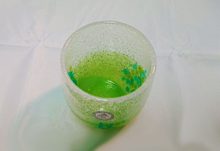 正規品＞花見たる型（緑色）泡模様のたる型琉球ガラスに、綺麗な花びら