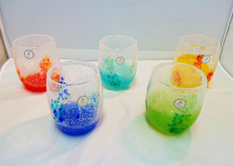 正規品＞花見たる型（青色）泡模様のたる型琉球ガラスに、綺麗な花びら