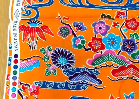 生地・反物＿オレンジ色の紅型（びんがた）布。大きい柄の沖縄柄綿生地。Made in JAPAN（手作り浴衣）