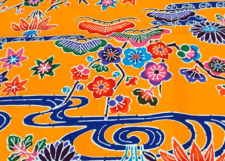 ＜超特価セール品＞タペストリー縦長（オレンジ）沖縄独特の絵柄（紅型びんがた）をタペストリー（壁掛け）用にしてお届け。付属のタペストリー棒に絡むよう端を加工。