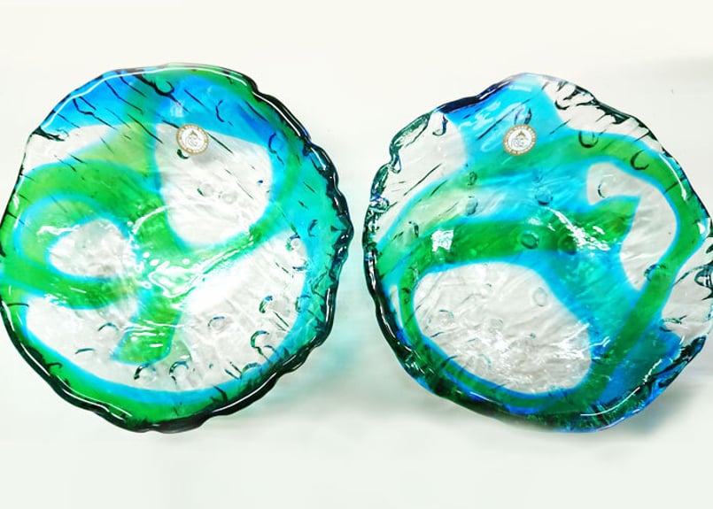 透き通った色使いの琉球ガラス製の小皿（緑青色）。小鉢、鉢物、漬物