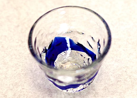 ＜正規品＞沖縄マリンブルーの青色。おちょこの琉球ガラス単品！1口で飲み干せるサイズで4色用意（オレンジ、青色、水色、緑色）
