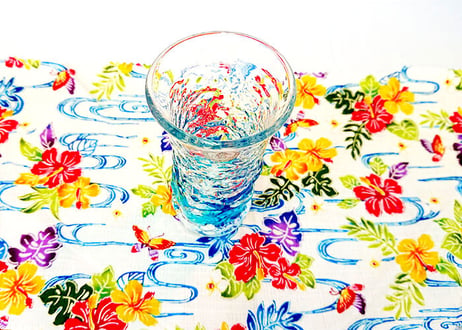 ＜正規品＞琉球ガラス。でこぼこ小ビールグラス水色のみずみずしさを体感。透き通った小型のビールグラスをでこぼこに仕上げ、オシャレにきめたビアグラス！（青、水、緑の3色をご用意）