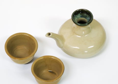 超特価セール品＜セット品アウトレット＞陶器徳利カラカラ（首緑ブルー、胴白）1個、おちょこ（茶クリーム）2個のセット