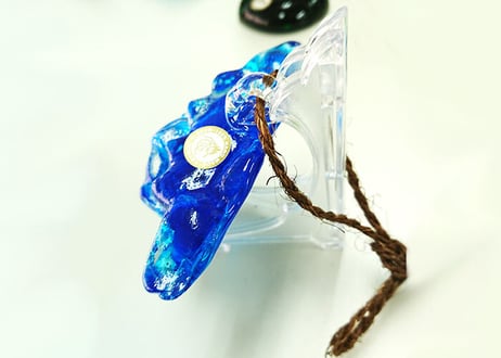 ＜正規品＞限定品。縁起の良い琉球ガラス製シーサー（水色）単品価格。透き通ったガラスの中に水色が入っている。使いやすいサイズのものを4色ご用意（オレンジ、青色、水色、緑色）