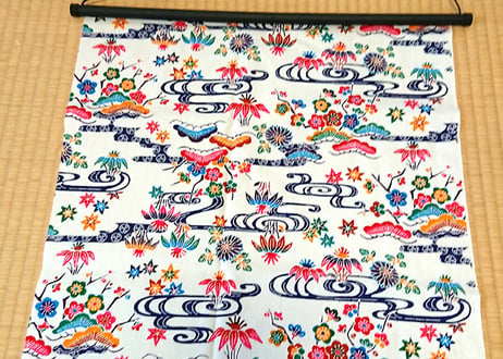＜超特価セール品＞タペストリー四角（白地）沖縄独特の絵柄（紅型びんがた）をタペストリー（壁掛け）用にしてお届け。付属のタペストリー棒に絡むよう端の加工なし