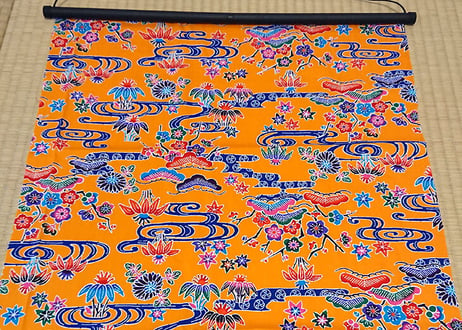 ＜超特価セール品＞タペストリー四角（オレンジ）沖縄独特の絵柄（紅型びんがた）をタペストリー（壁掛け）用にしてお届け。付属のタペストリー棒に絡むよう端の加工なし