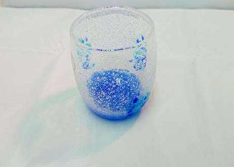 ＜正規品＞花見たる型（青色）泡模様のたる型琉球ガラスに、綺麗な花びらをおよがせました。青は沖縄の澄んだ海を想像させる色で、リゾートにいるかの気持ちにさせてくれる！（オレンジ、青、水、緑、黄の5色）