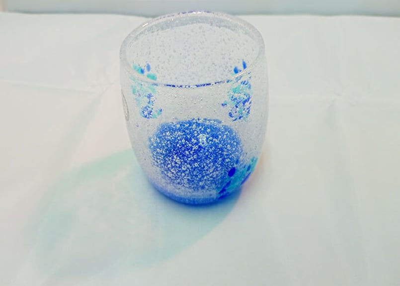 正規品＞花見たる型（青色）泡模様のたる型琉球ガラスに、綺麗な花びら