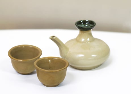 超特価セール品＜セット品アウトレット＞陶器徳利カラカラ（茶クリーム）1個、おちょこ（茶クリーム）2個のセット