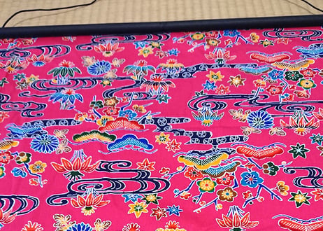 ＜超特価セール品＞タペストリー四角（ピンク）沖縄独特の絵柄（紅型びんがた）をタペストリー（壁掛け）用にしてお届け。付属のタペストリー棒に絡むよう端の加工なし