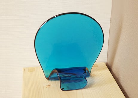 ＜正規品＞（彫刻付き）半透明の琉球ガラス盾（水色）祝い事や、甕（カメ、壺）の前や、玄関のネームプレートにも最適。2色（水色、青色）を用意（名入れ、オリジナル彫刻、レーザー加工、可能商品）