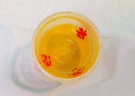 ＜正規品＞花見たる型（黄色）泡模様のたる型琉球ガラスに、綺麗な花びらをおよがせました。黄色オレンジは運気の上がる明るい色で男女問わず楽しめる色！（オレンジ、青、水、緑、黄の5色をご用意）
