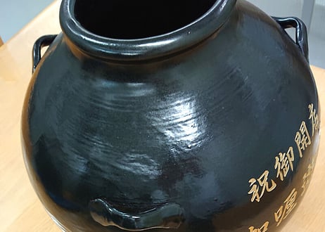 漏れなし塾生用＿名品黒壺2升耳付甕カメ≪レーザー加工付、付属品セット≫（縄なし）黒光りした甕かめが堂々とした存在感！沖縄の土で作る本場泡盛古酒（ウィスキー、焼酎などの蒸留酒を熟成）