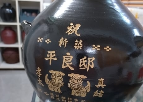 漏れなし塾生用＿名品黒壺2升耳付甕カメ≪レーザー加工付、付属品セット≫（縄なし）黒光りした甕かめが堂々とした存在感！沖縄の土で作る本場泡盛古酒（ウィスキー、焼酎などの蒸留酒を熟成）