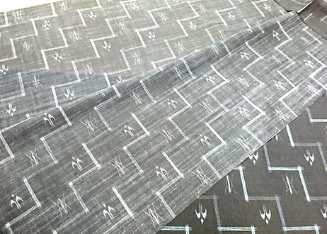 生地・反物＿（浴衣反物）沖縄柄の黒反物ポリエステル生地。Made in JAPAN