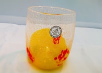 ＜正規品＞花見たる型（黄色）泡模様のたる型琉球ガラスに、綺麗な花びらをおよがせました。黄色オレンジは運気の上がる明るい色で男女問わず楽しめる色！（オレンジ、青、水、緑、黄の5色をご用意）