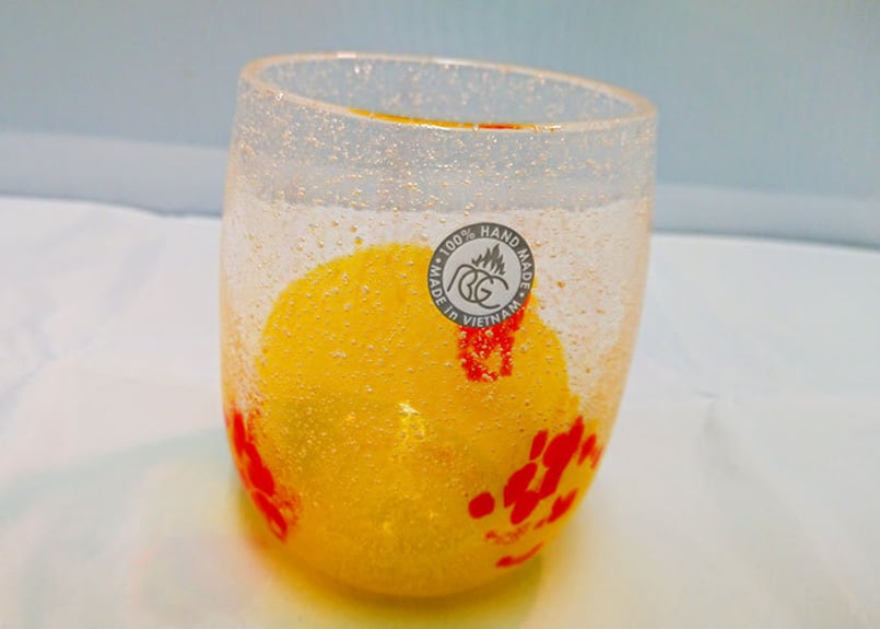 正規品＞花見たる型（黄色）泡模様のたる型琉球ガラスに、綺麗な花びら