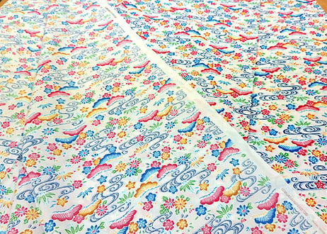 白色の紅型（びんがた）布。小さい柄の沖縄柄綿生地。Made in JAPAN