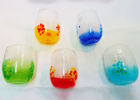 ＜正規品＞花見たる型（青色）泡模様のたる型琉球ガラスに、綺麗な花びらをおよがせました。青は沖縄の澄んだ海を想像させる色で、リゾートにいるかの気持ちにさせてくれる！（オレンジ、青、水、緑、黄の5色）