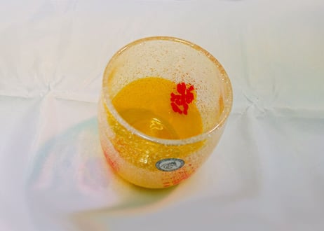 ＜正規品＞花見たる型（黄色）泡模様のたる型琉球ガラスに、綺麗な花びらをおよがせました。黄色オレンジは運気の上がる明るい色で男女問わず楽しめる色！（オレンジ、青、水、緑、黄の5色をご用意）