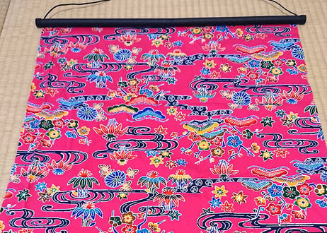 ＜超特価セール品＞タペストリー四角（ピンク）沖縄独特の絵柄（紅型びんがた）をタペストリー（壁掛け）用にしてお届け。付属のタペストリー棒に絡むよう端の加工なし