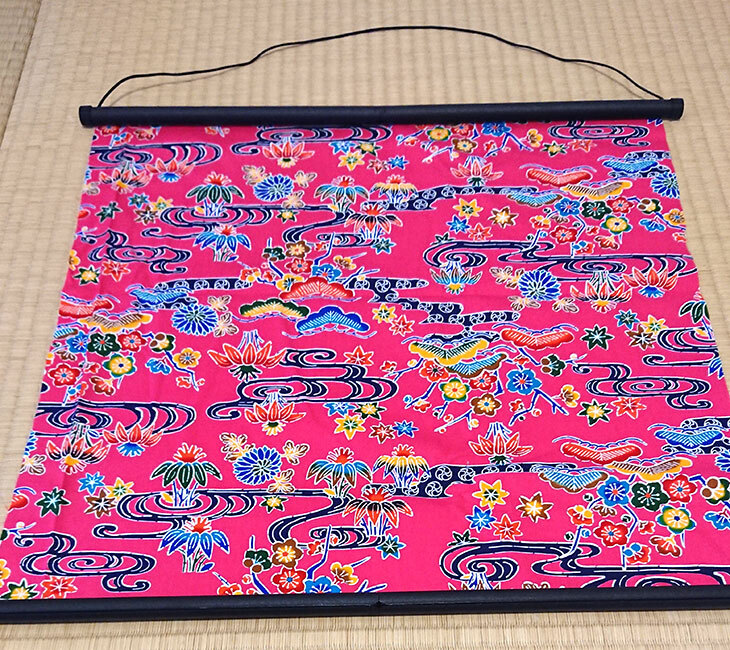 超特価セール品＞タペストリー四角（ピンク）沖縄独特の絵柄（紅型びん