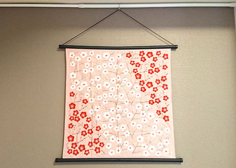 ＜超特価セール品＞タペストリー四角（オレンジ）沖縄独特の絵柄（紅型びんがた）をタペストリー（壁掛け）用にしてお届け。付属のタペストリー棒に絡むよう端の加工なし