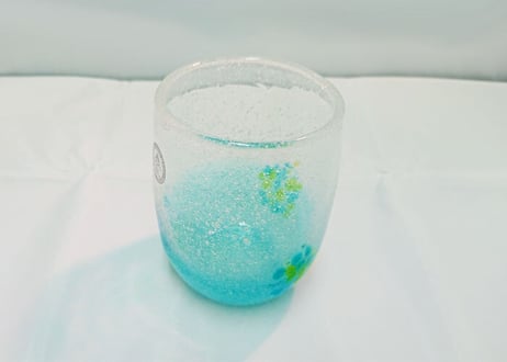 ＜正規品＞花見たる型（水色）泡模様のたる型琉球ガラスに、綺麗な花びらをおよがせました。水はさわやか色で、涼しげな雰囲気を出してくれる色！（オレンジ、青、水、緑、黄の5色をご用意）
