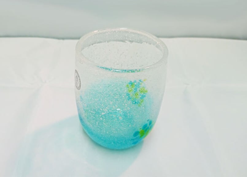 正規品＞花見たる型（水色）泡模様のたる型琉球ガラスに、綺麗な花びら