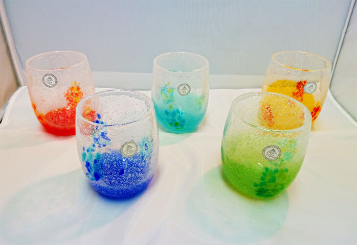 正規品＞花見たる型（水色）泡模様のたる型琉球ガラスに、綺麗な花びら