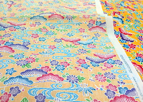 黄色の紅型（びんがた）布。小さい柄の沖縄柄綿生地。Made in JAPAN