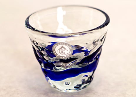 ＜正規品＞沖縄マリンブルーの青色。おちょこの琉球ガラス単品！1口で飲み干せるサイズで4色用意（オレンジ、青色、水色、緑色）