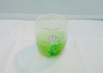 ＜正規品＞花見たる型（緑色）泡模様のたる型琉球ガラスに、綺麗な花びらをおよがせました。緑は新緑のように、春の感じさせ、まるでウージ（さとうきび）畑のように！（オレンジ、青、水、緑、黄の5色をご用意）